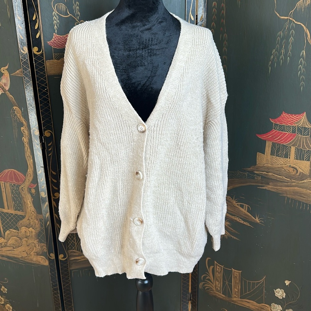 Tan Women’s V-neck cardigan sweater size 2 XL
- No Brand